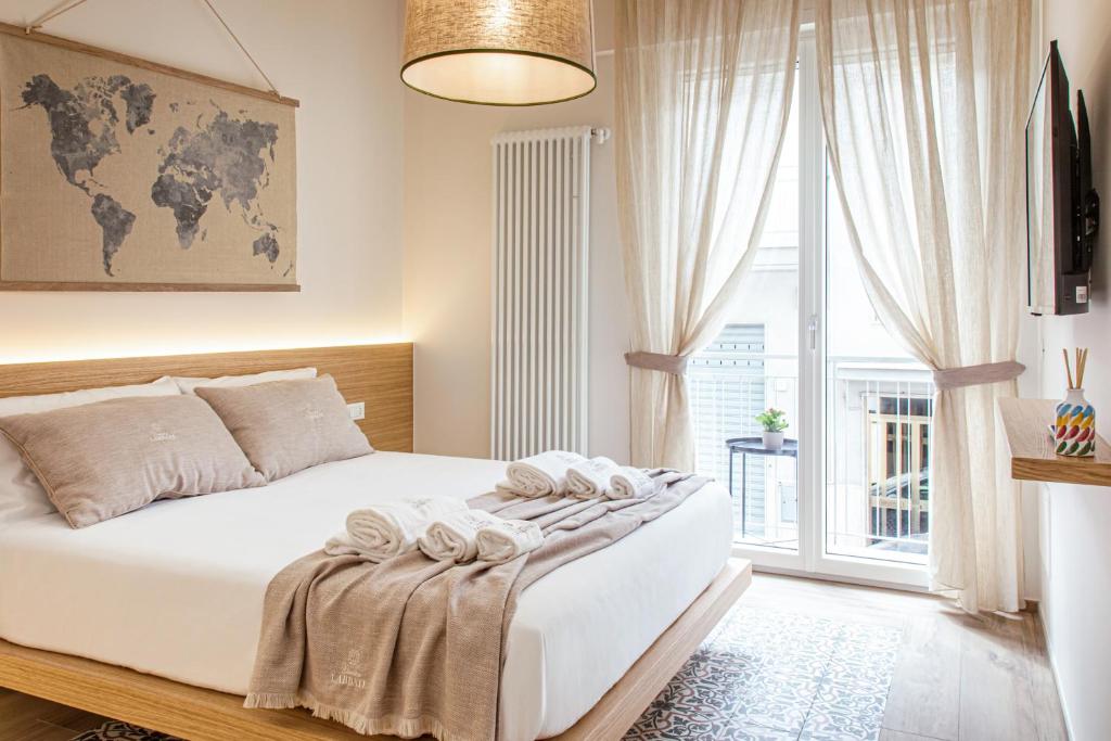 een slaapkamer met een bed en een groot raam bij Dimora Labbate in Polignano a Mare