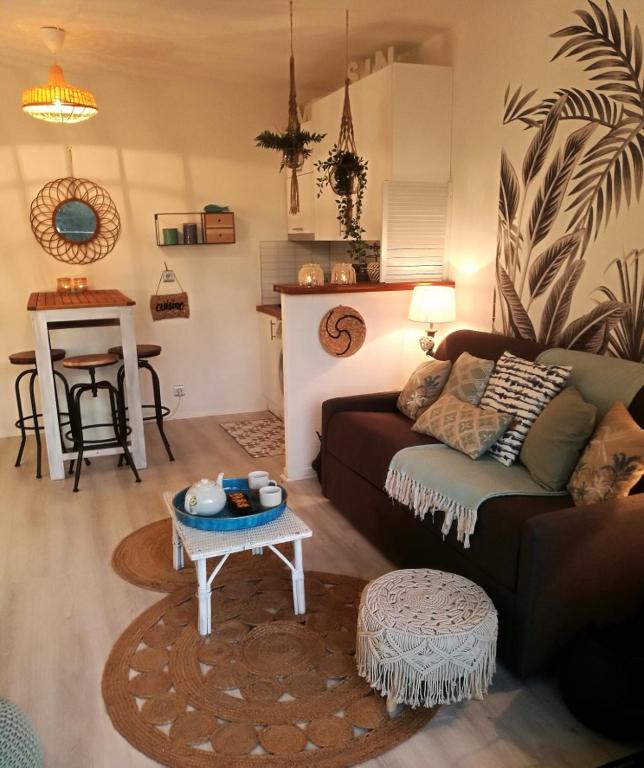 un salon avec un canapé et une table dans l'établissement Superbe appartement à 2 pas de la plage, à Six-Fours-les-Plages
