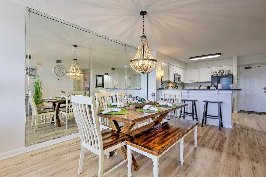 Kuchyň nebo kuchyňský kout v ubytování Snowbirds Retreat Walkable Destin Condo with View!