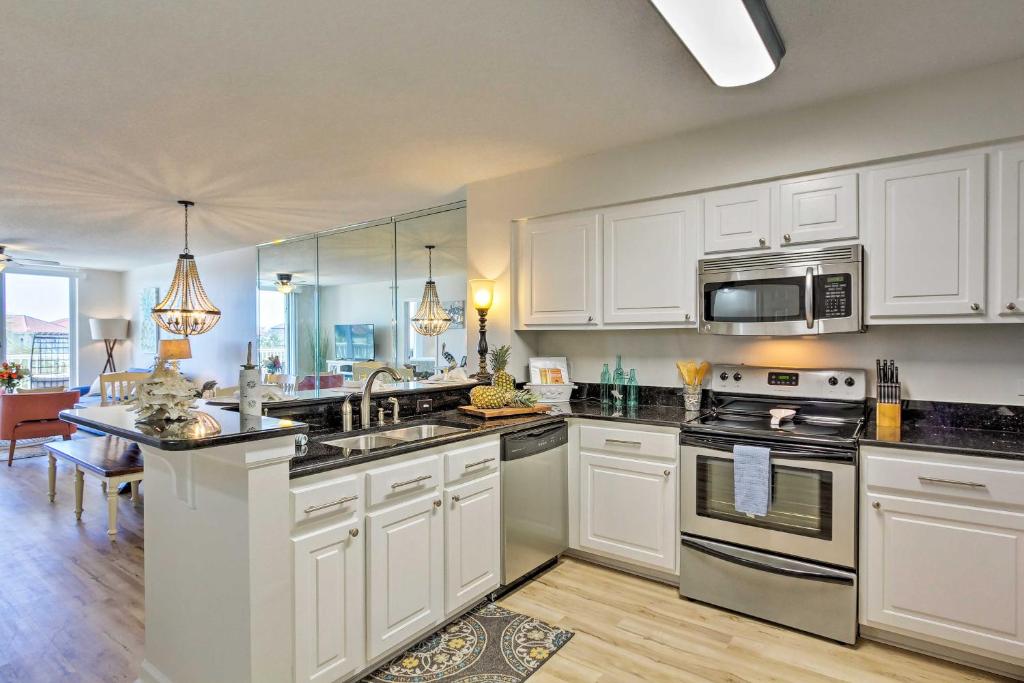 Kuchyň nebo kuchyňský kout v ubytování Snowbirds Retreat Walkable Destin Condo with View!