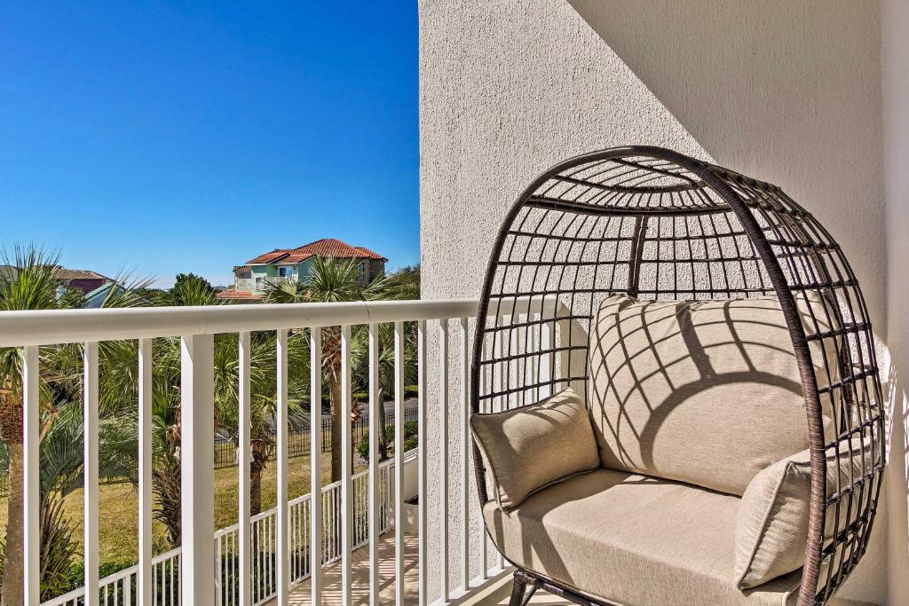 Balkón nebo terasa v ubytování Snowbirds Retreat Walkable Destin Condo with View!