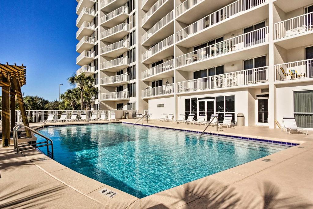 Bazén v ubytování Snowbirds Retreat Walkable Destin Condo with View! nebo v jeho okolí