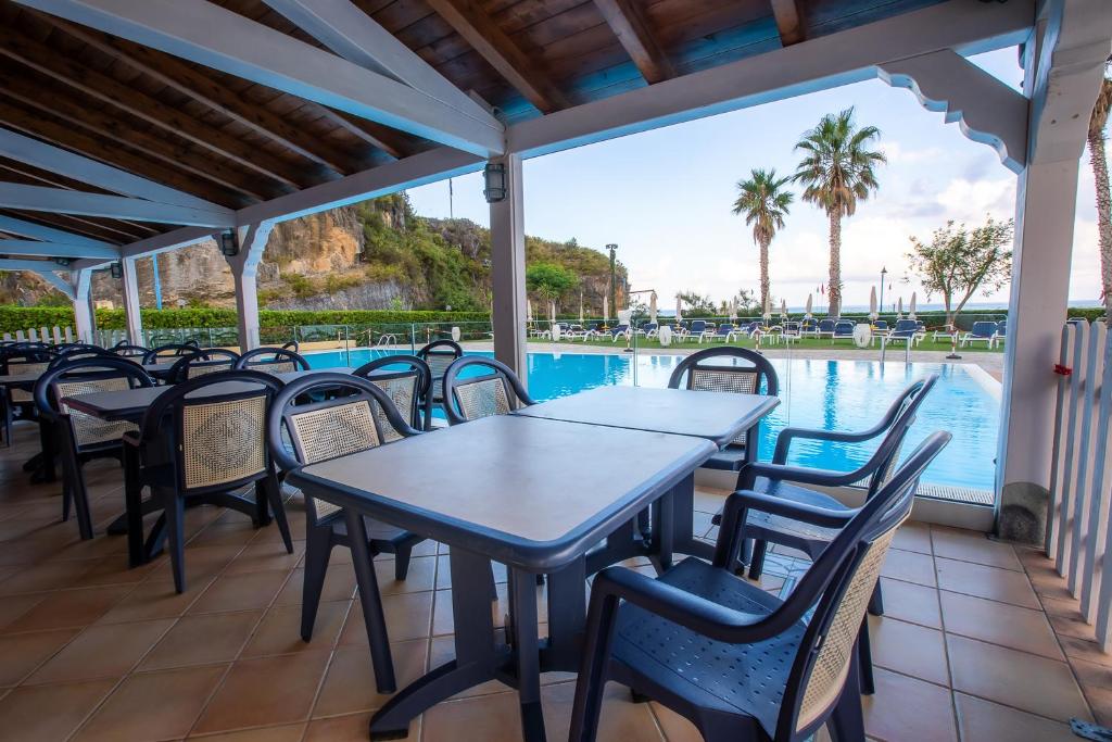 Bazén v ubytování Arcomagno Beach Resort nebo v jeho okolí