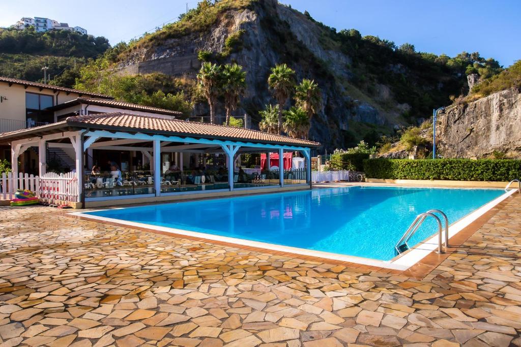 Bazén v ubytování Arcomagno Beach Resort nebo v jeho okolí