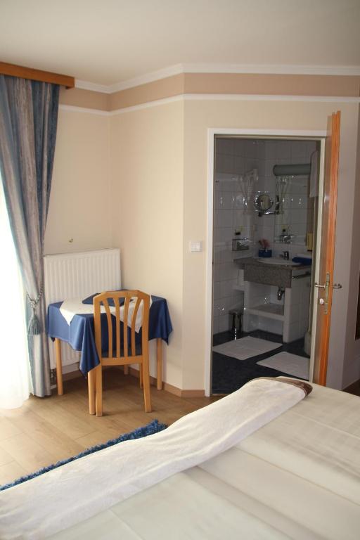 Postel nebo postele na pokoji v ubytování Hotel Lang