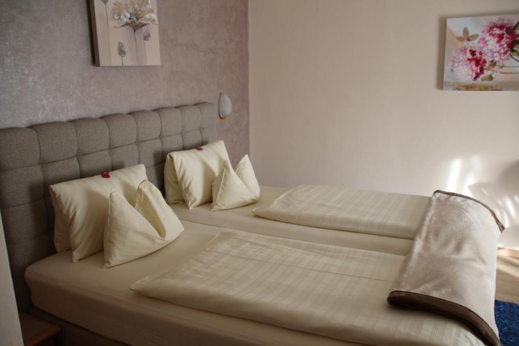 Postel nebo postele na pokoji v ubytování Hotel Lang