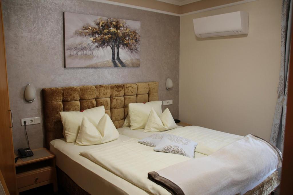 Postel nebo postele na pokoji v ubytování Hotel Lang