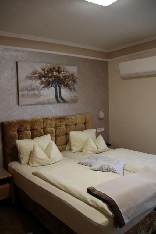 Postel nebo postele na pokoji v ubytování Hotel Lang