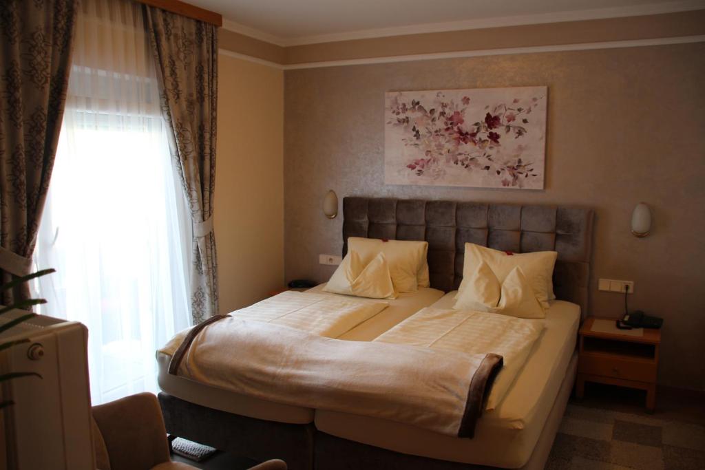 Postel nebo postele na pokoji v ubytování Hotel Lang