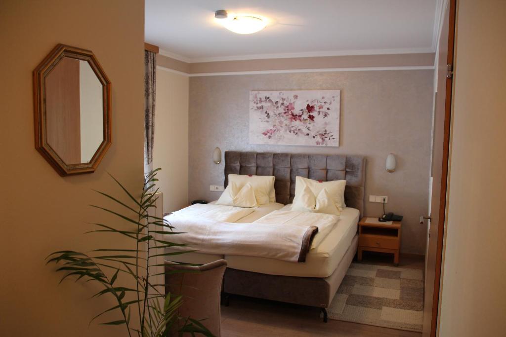 Postel nebo postele na pokoji v ubytování Hotel Lang