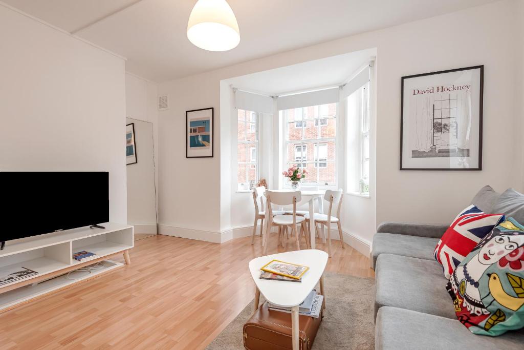 Modern One Bedroom Victoria Apartment - One-Bedroom Apartment