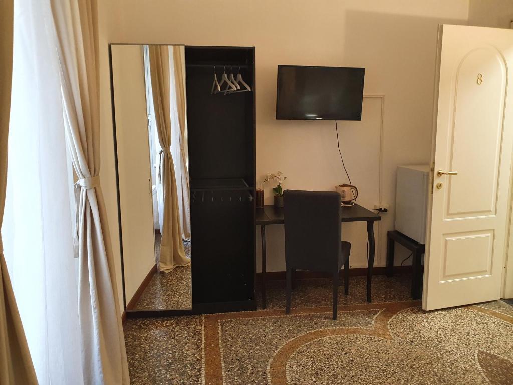 TV a/nebo společenská místnost v ubytování Domus La Foce Hotel