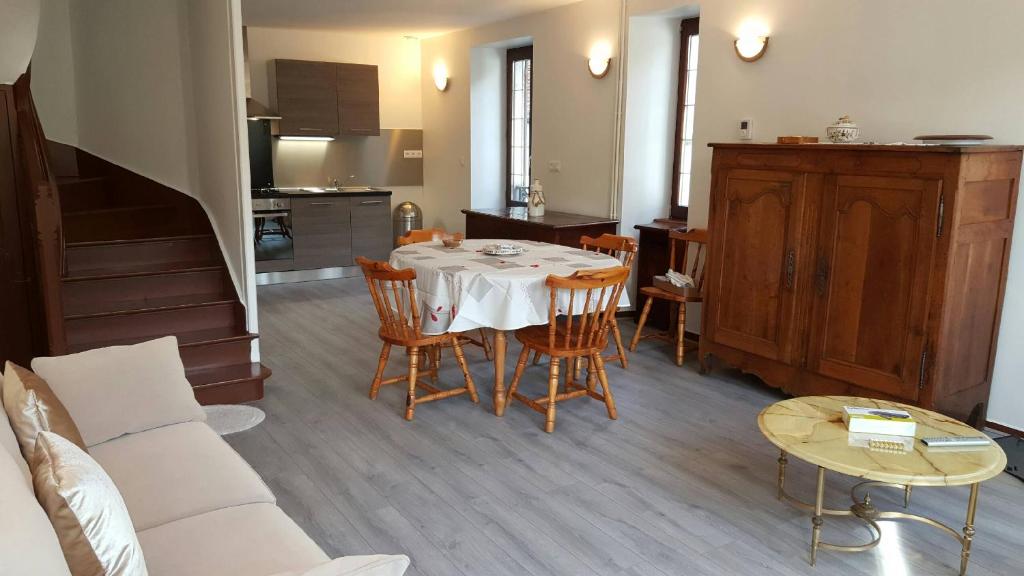 羅亞爾河畔普伊的住宿－Le P'tit Pouilly du Val de Loire en Bourgogne !，一间带桌椅的客厅和一间厨房