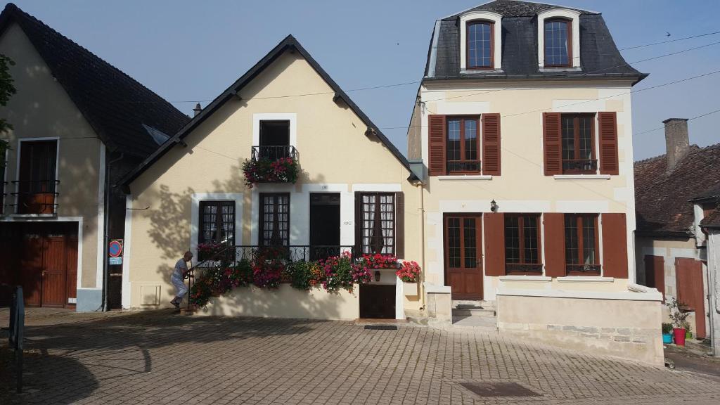 a large white building with flowers in a courtyard at Le P'tit Pouilly du Val de Loire en Bourgogne ! in Pouilly-sur-Loire