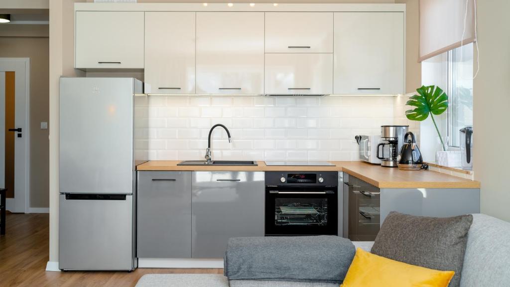 Kuchyňa alebo kuchynka v ubytovaní Apartamenty EverySky - Izerska 8