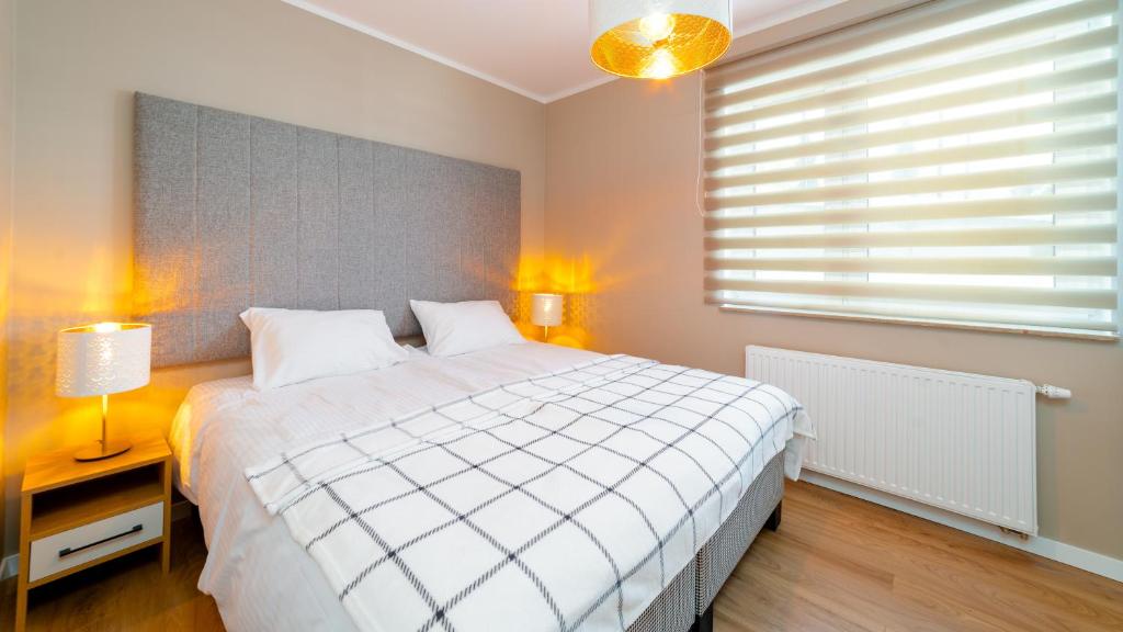 Posteľ alebo postele v izbe v ubytovaní Apartamenty EverySky - Izerska 8