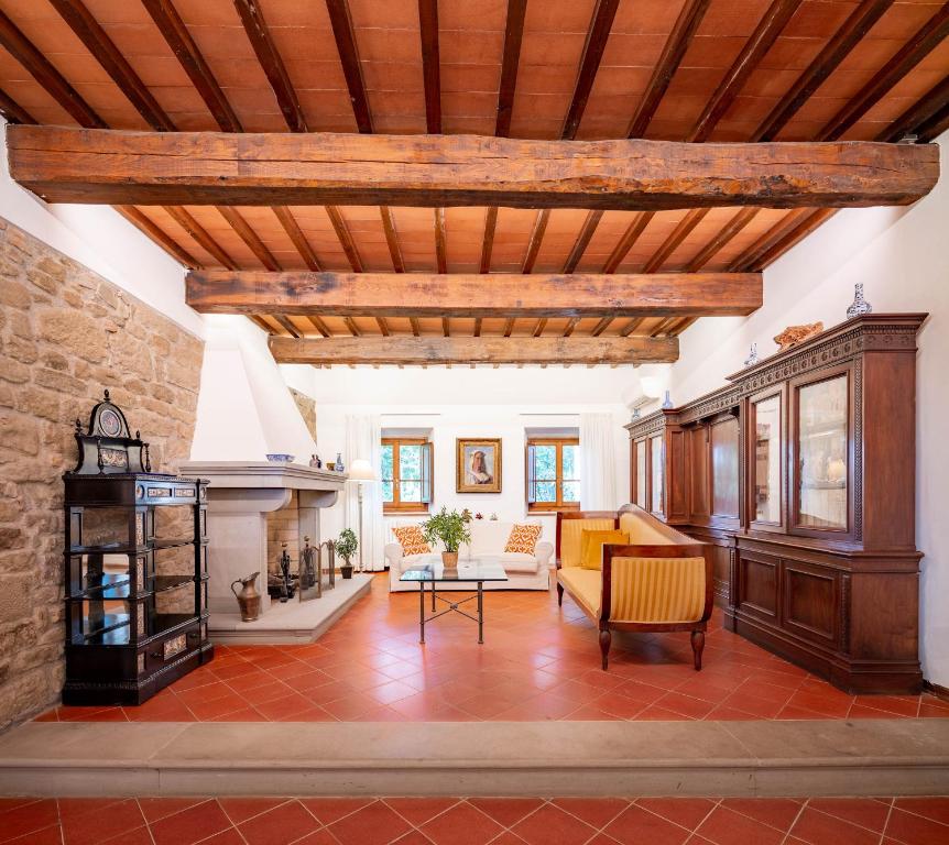 Portion of Villa with Private pool في Vaglia: غرفة معيشة كبيرة مع سقف خشبي