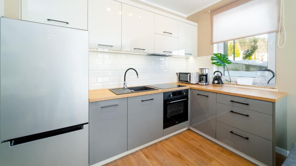 Kuchyňa alebo kuchynka v ubytovaní Apartamenty EverySky - Izerska 8