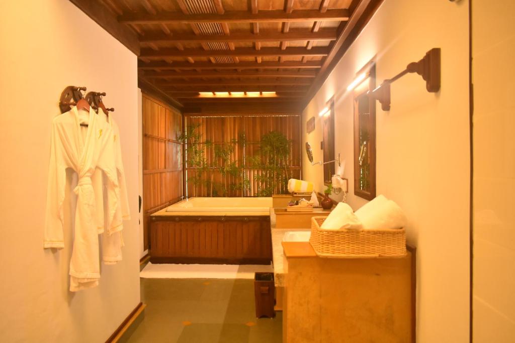 Koupelna v ubytování Kumarakom Lake Resort