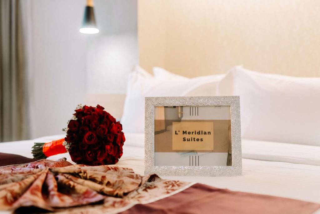 Postel nebo postele na pokoji v ubytování L' Meridian Suites