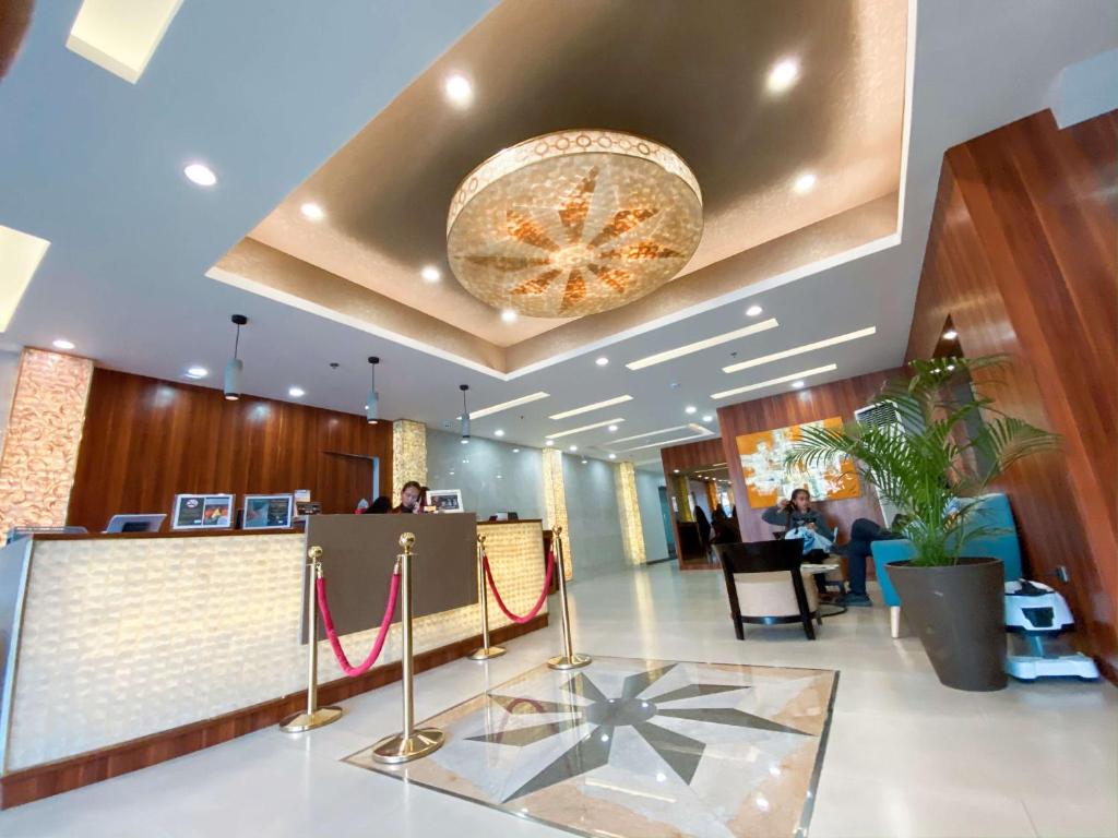 eine Lobby eines Hotels mit einem großen Kronleuchter in der Unterkunft L' Meridian Suite in Zamboanga