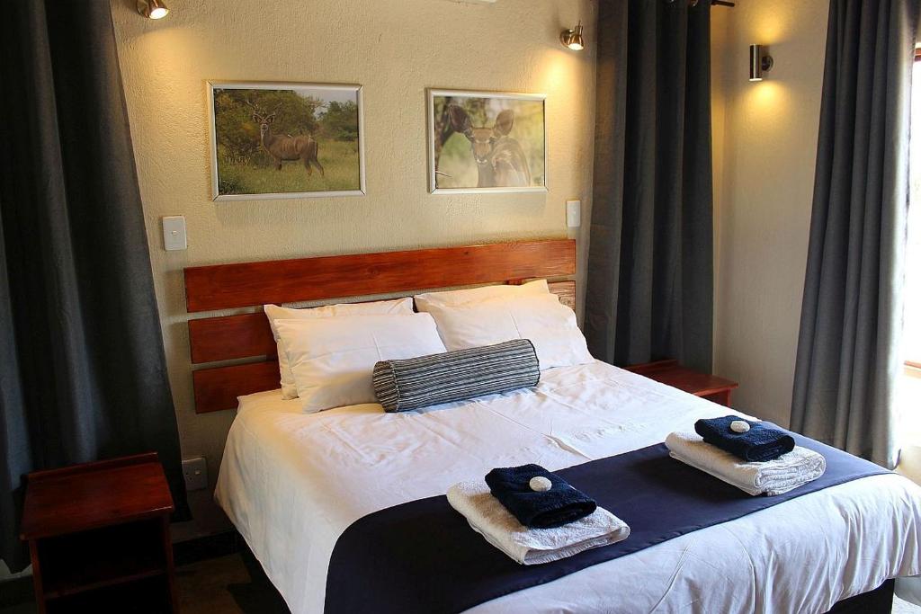 Postel nebo postele na pokoji v ubytování Woodpecker Lodge B&B