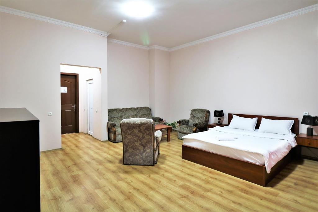 Postel nebo postele na pokoji v ubytování Ortachala Palace