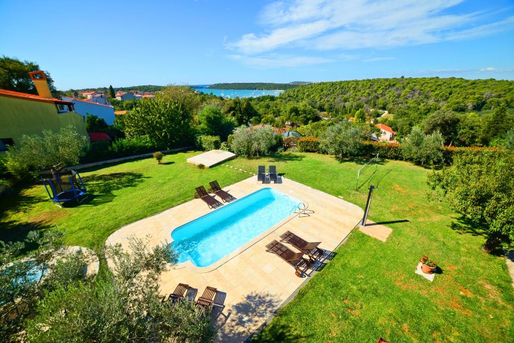 an aerial view of a backyard with a swimming pool at Apartment Villa Mare3 with pool, sea view and hydromassage in Banjole
