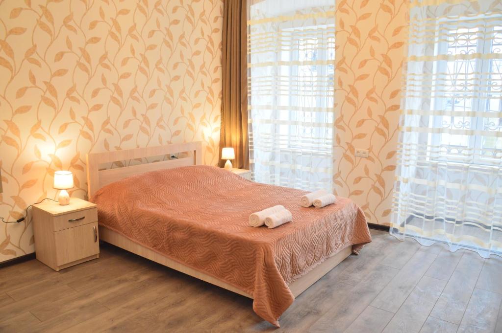 een slaapkamer met een bed met twee handdoeken erop bij Mtatsmindaze in Tbilisi City