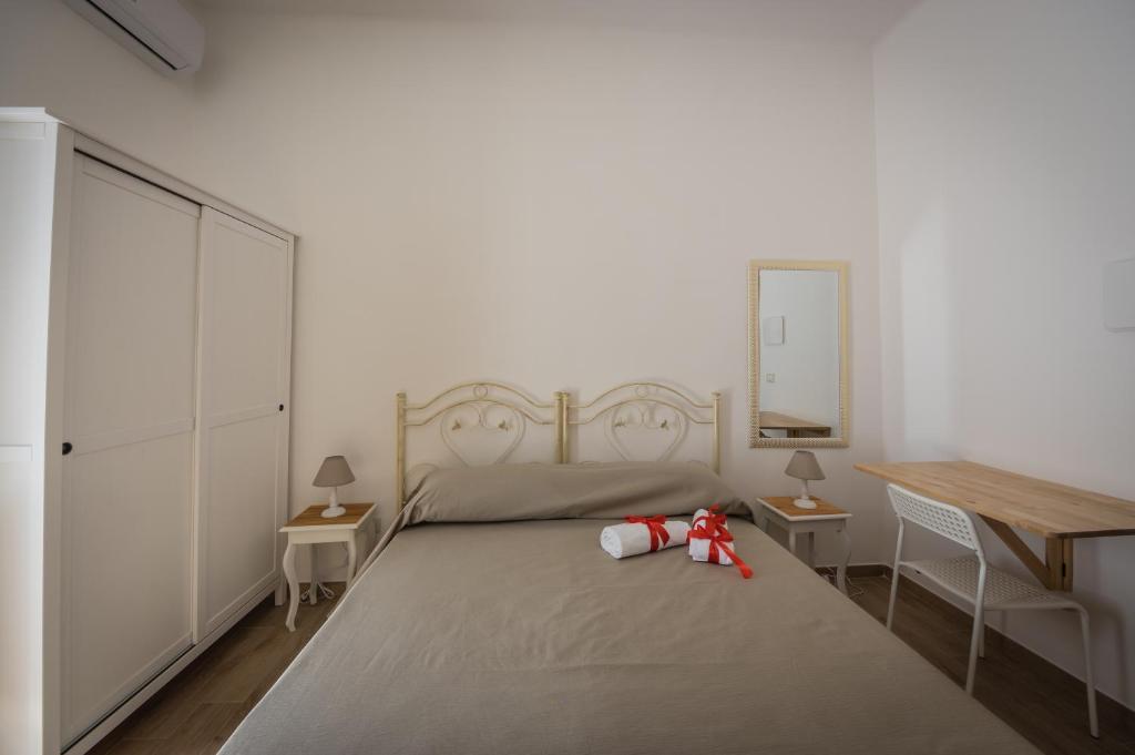 ターラントにあるAffittacamere Raggio di soleのベッドルーム1室(テディベア付きのベッド1台付)