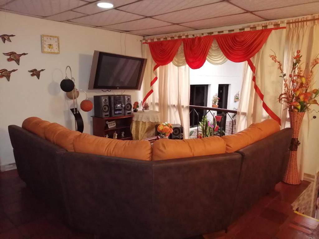 TV a/nebo společenská místnost v ubytování Hotel Mi Casita Pereira
