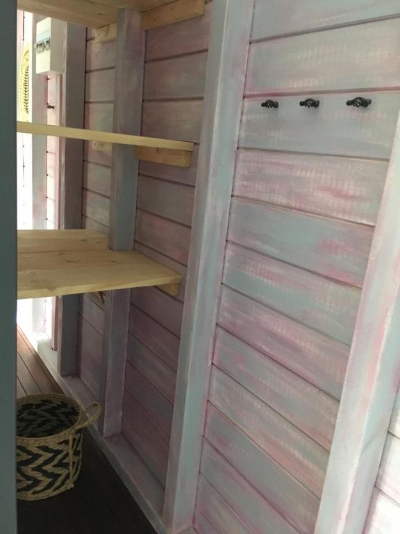 Palanda nebo palandy na pokoji v ubytování TIKI PARADISE LODGE FWI