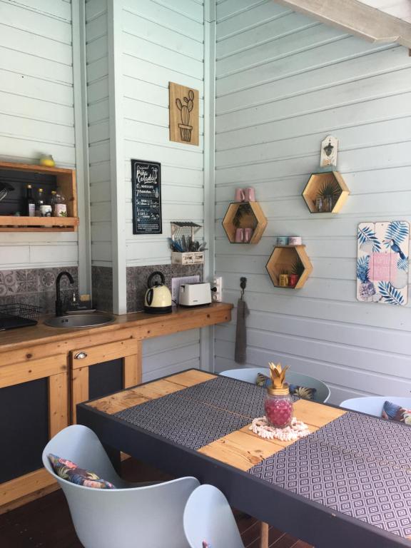 Kuchyň nebo kuchyňský kout v ubytování TIKI PARADISE LODGE FWI