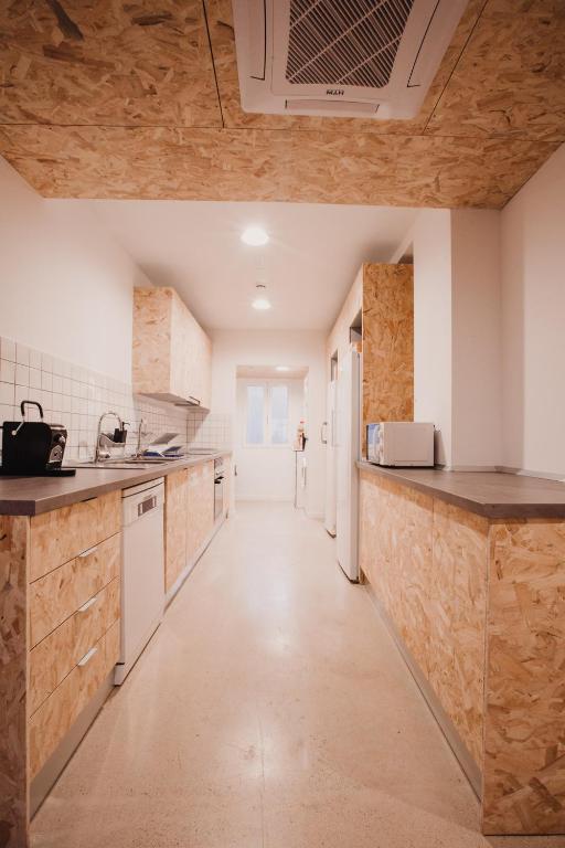 Kuchyň nebo kuchyňský kout v ubytování SubUp Hostel