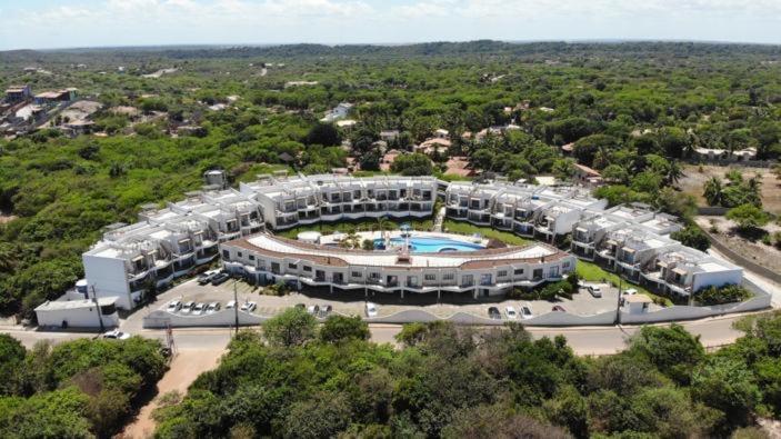 una vista aérea de un edificio con piscina en Apartamento na cobertura visual Jardim Brisas do Amor, en Pipa