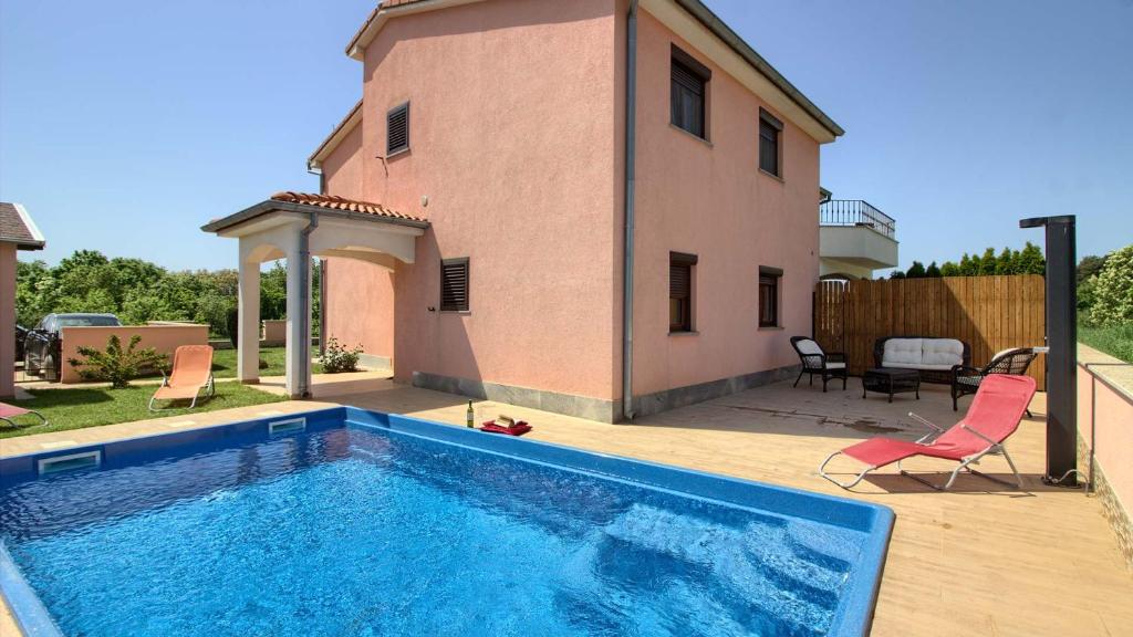 Bazén v ubytovaní Vila Mary with private pool in Medulin near the beach alebo v jeho blízkosti
