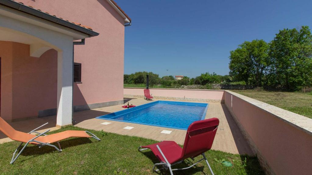 Bazén v ubytovaní Vila Mary with private pool in Medulin near the beach alebo v jeho blízkosti