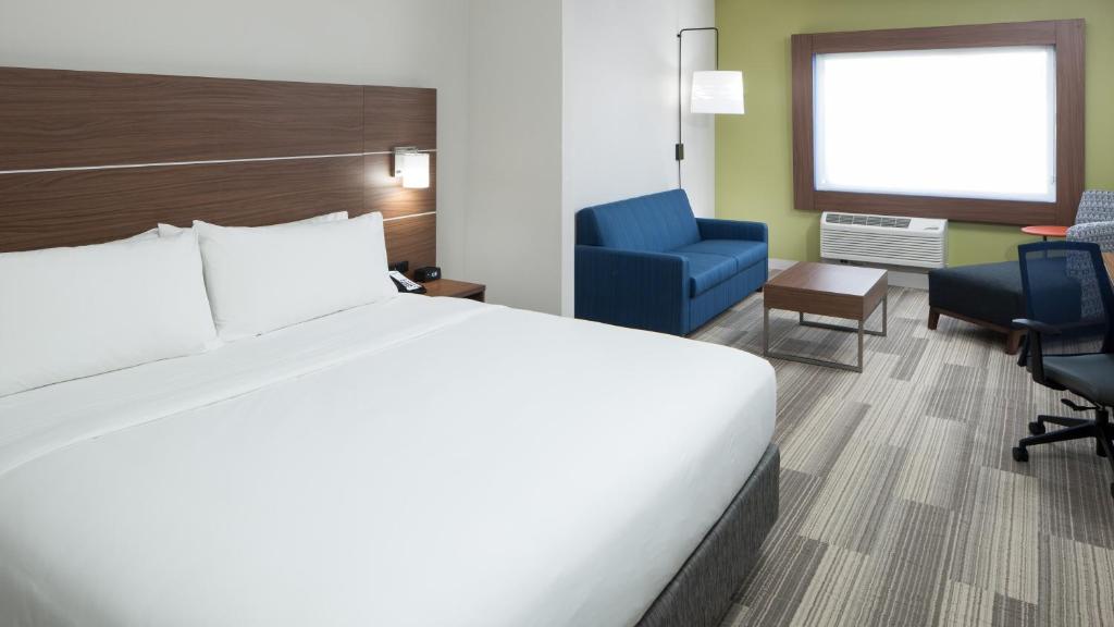Holiday Inn Express & Suites Orlando At SeaWorld by IHG - With Free Shuttle Service to SeaWorld Parks photo