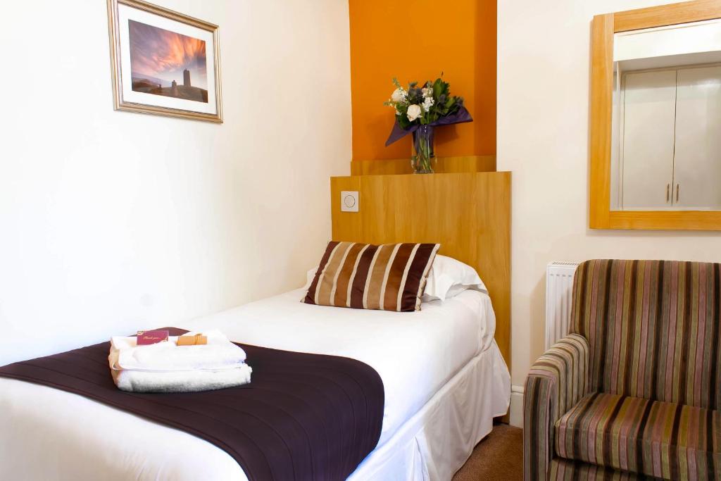 Postel nebo postele na pokoji v ubytování Ellan Vannin Hotel