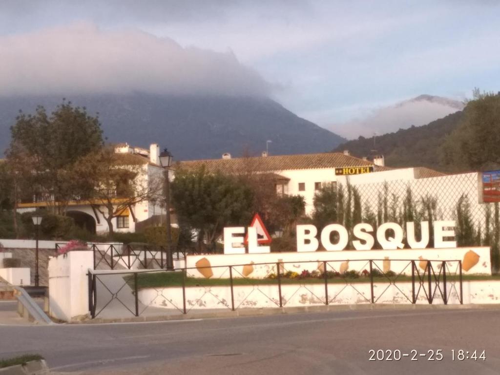 a building with a sign that reads boston rescue at Apartamento Casa Romero in El Bosque