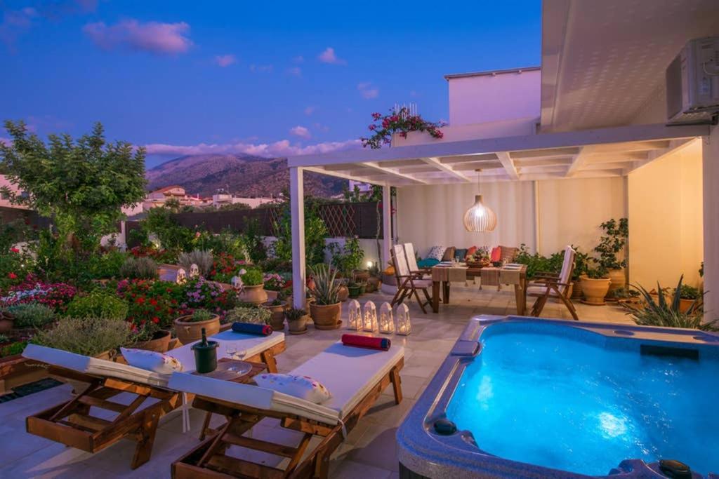 uma casa com uma piscina e um pátio em Yiasemi Luxury Suite em Mália