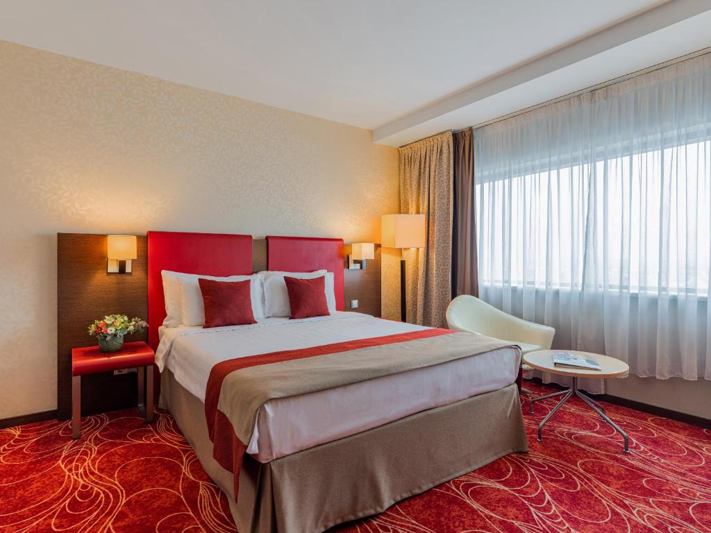 Postel nebo postele na pokoji v ubytování Ramada Sibiu Hotel