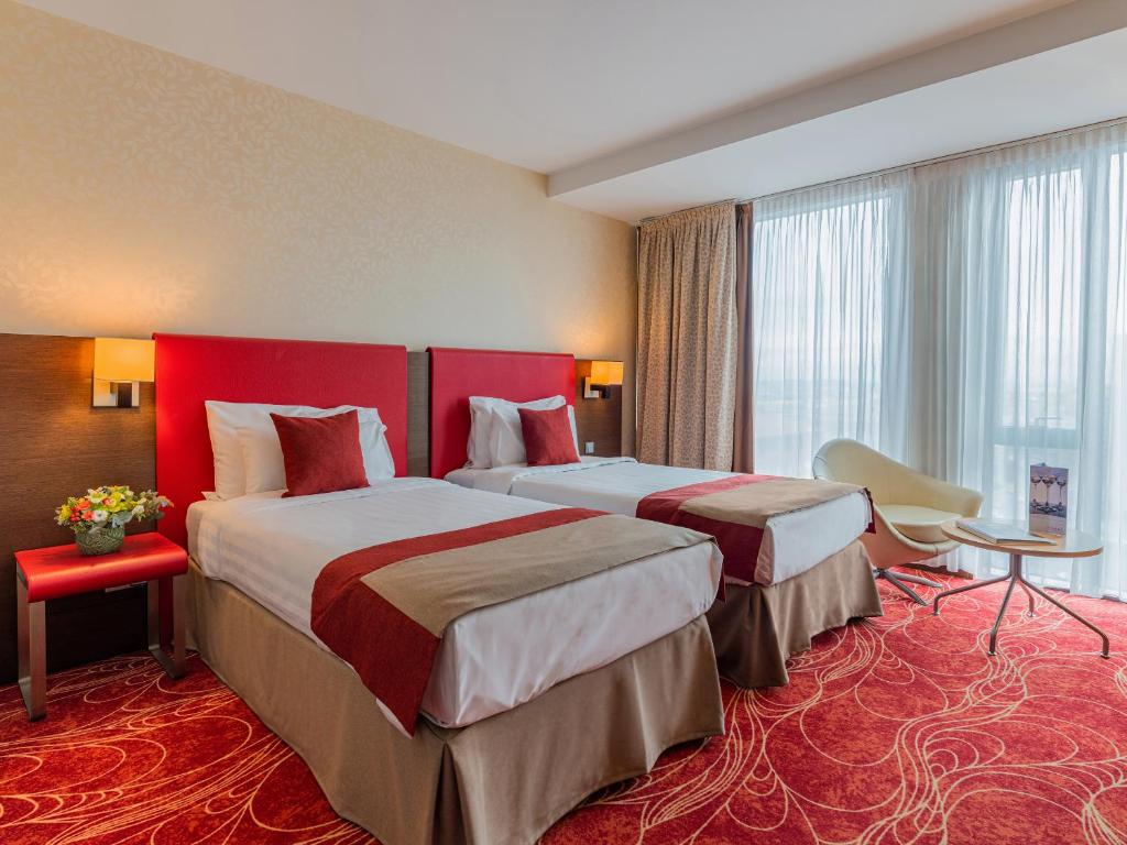 Postel nebo postele na pokoji v ubytování Ramada Sibiu Hotel
