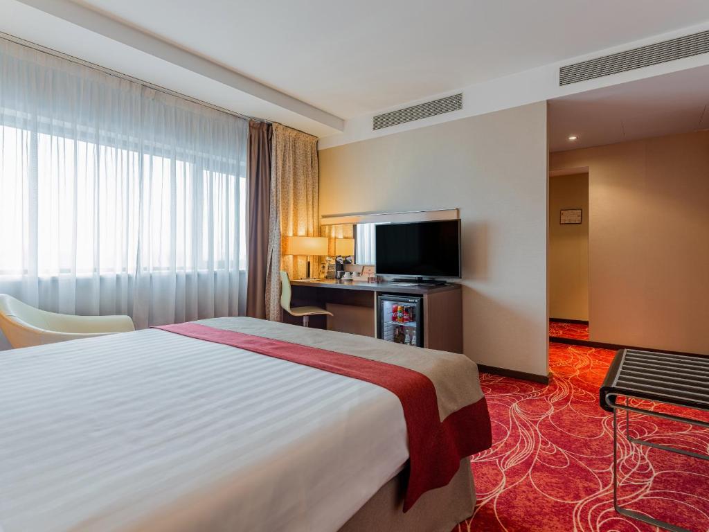 TV a/nebo společenská místnost v ubytování Ramada Sibiu Hotel