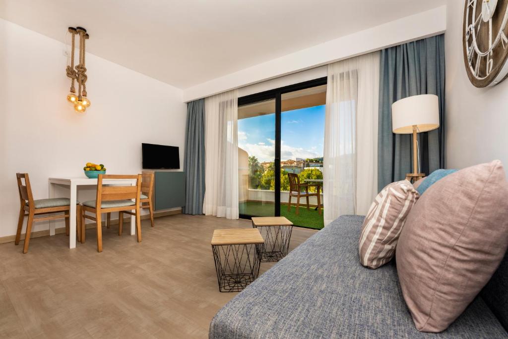 TV a/nebo společenská místnost v ubytování Apartamentos S'Olivera