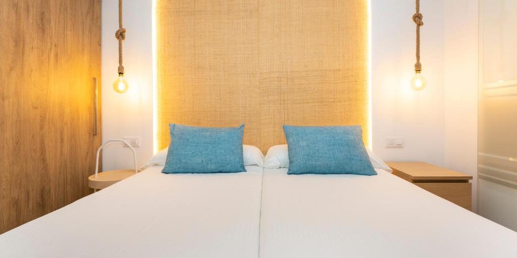 Postel nebo postele na pokoji v ubytování Apartamentos S'Olivera