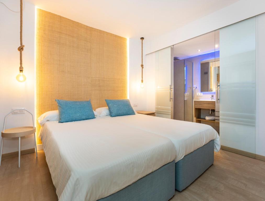 Postel nebo postele na pokoji v ubytování Apartamentos S'Olivera