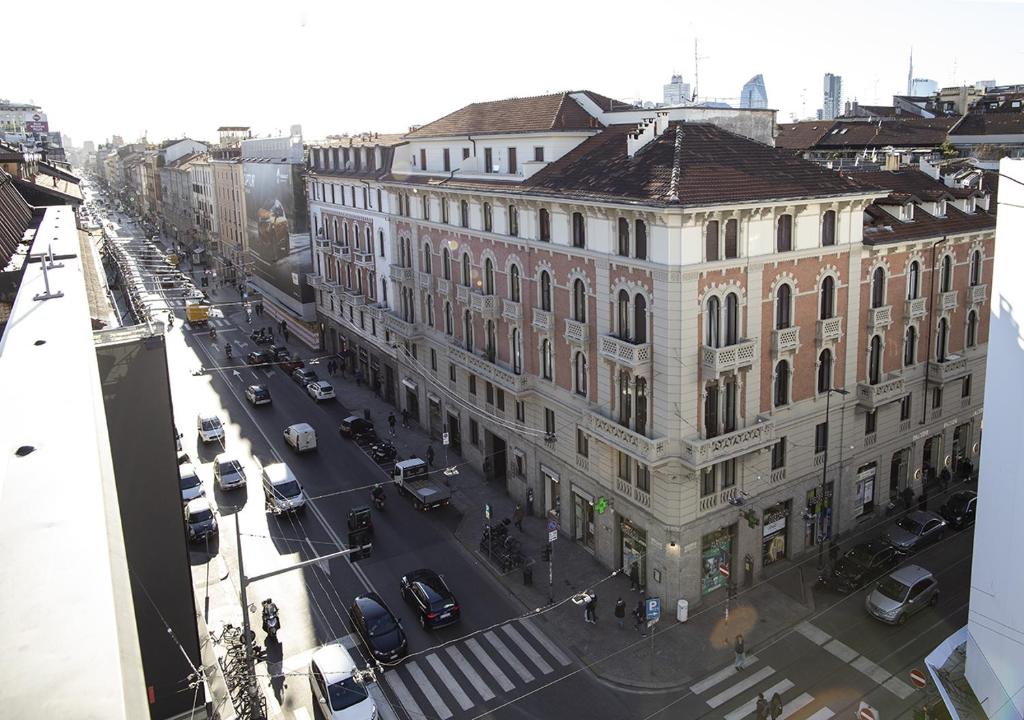 - une vue de tête sur un grand bâtiment situé dans une rue de la ville dans l'établissement Smart Central Apartments Bayres, à Milan