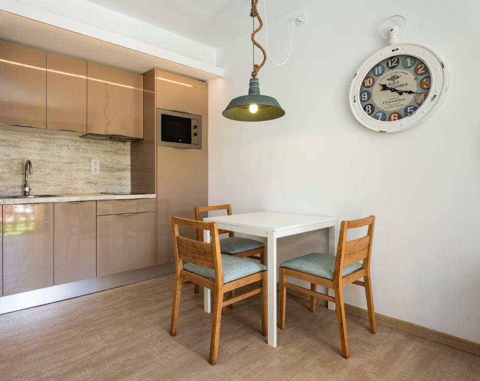 Kuchyň nebo kuchyňský kout v ubytování Apartamentos S'Olivera