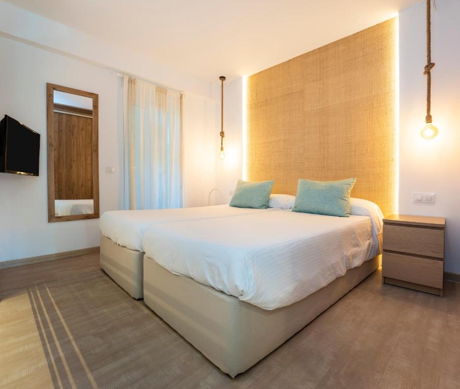 Postel nebo postele na pokoji v ubytování Apartamentos S'Olivera